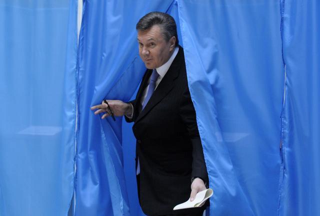 Ukrajinski predsednik Viktor Janukovič na glasanju